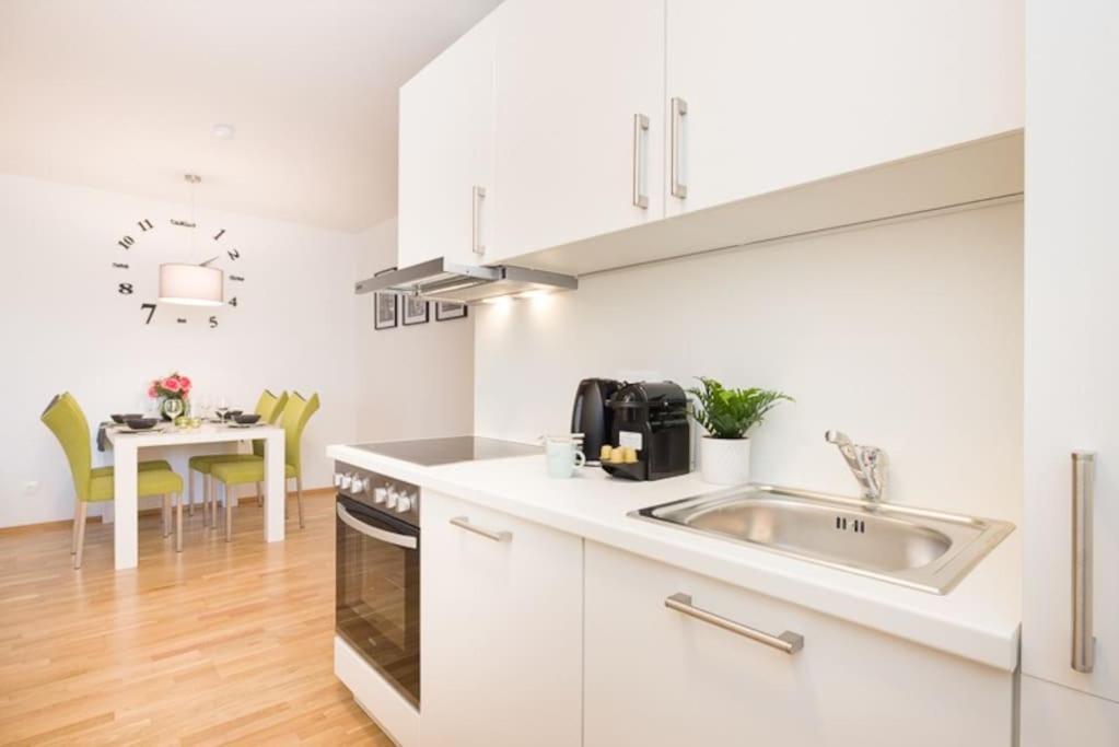 Premium City Apartment With Balcony! Free Garage Parking Included! فيينا المظهر الخارجي الصورة