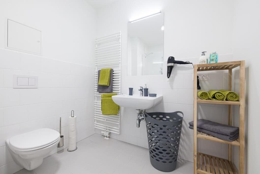 Premium City Apartment With Balcony! Free Garage Parking Included! فيينا المظهر الخارجي الصورة